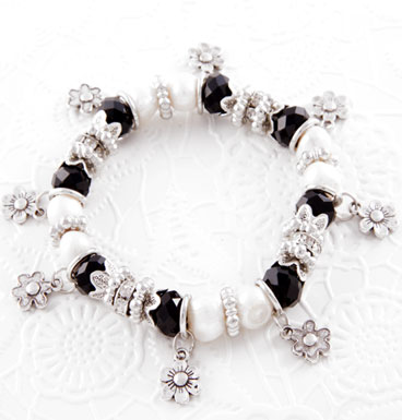 Bracelet Black crystal, sweet water pearl and daisy charms