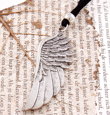 Ketting Wing on leather